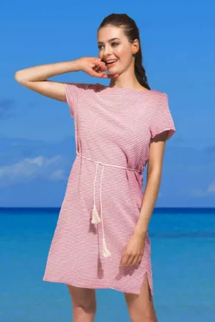 Női strandruha időtálló csíkos mintával